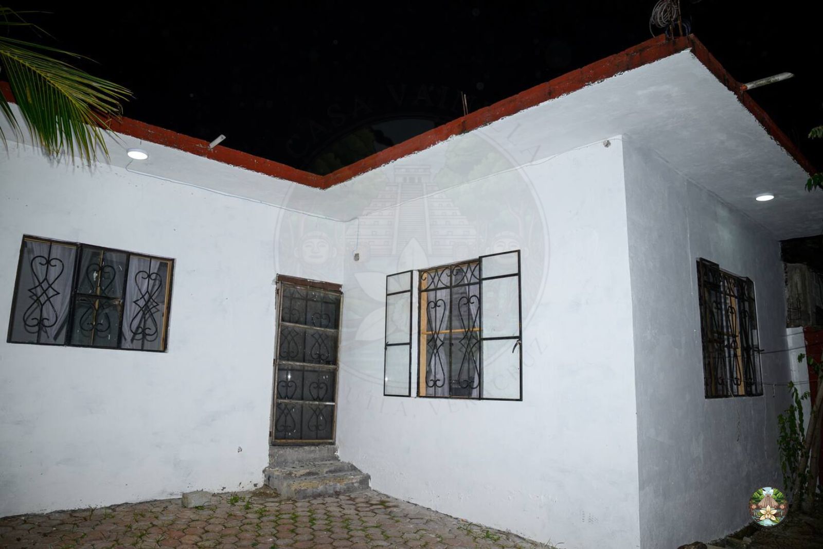 Casa Vainilla - Fachada principal con jardín